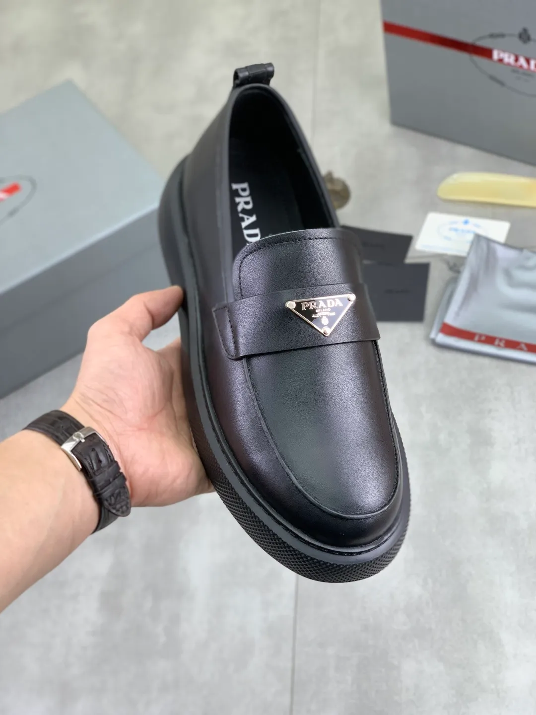 Men's Men's Shoes 💰P560 💰【New Style】 The latest model of high-quality PRADA classic men's shoes has been launched on the official website in 1:1 copy, synchronized in Hong Kong and on the same catwalk; all made of calfskin➕imported cowhide lining, 🍡🍡original rubber outsole, non-slip and wear-resistant; comfortable on the feet, attractive style, fine workmanship, and simple and neat shoe lasts, showing the courage and toughness of men, 👍sizes 38 to 44 (45 can be customized) black and white Blue color🉑️choose
